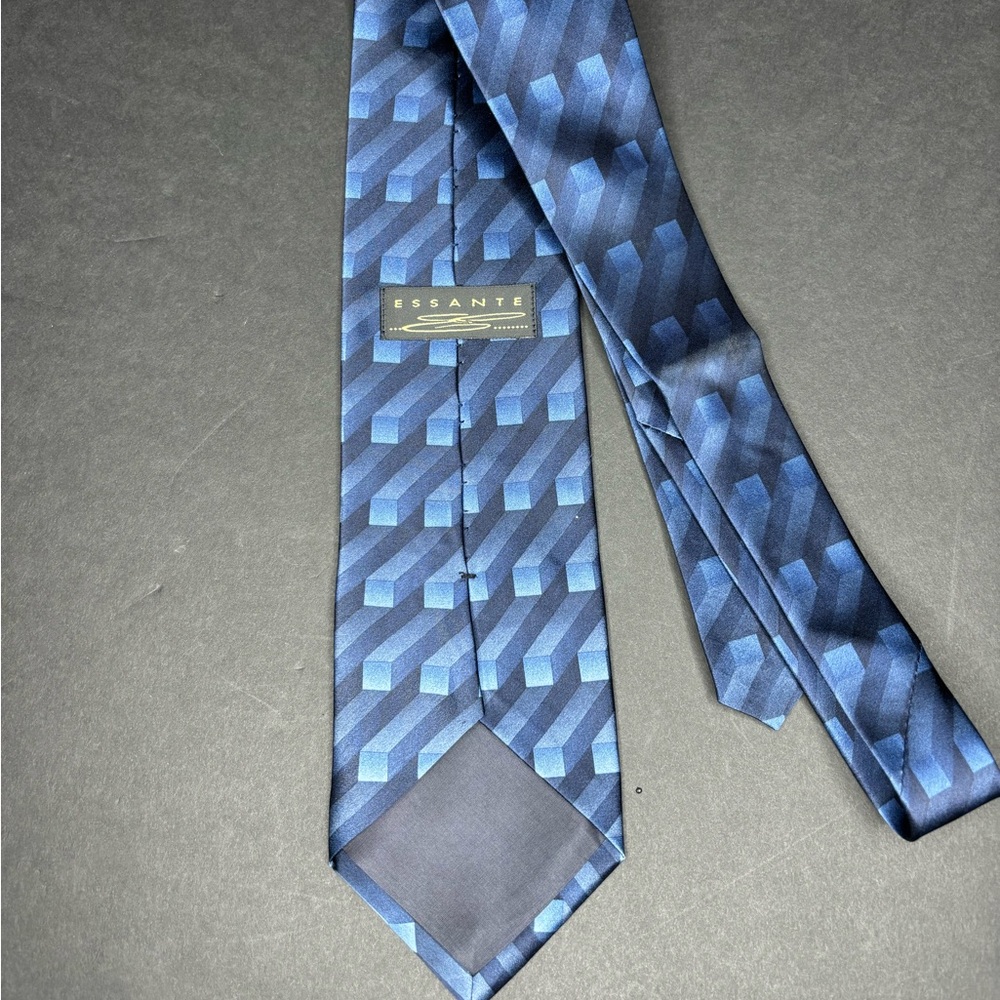 Nice tie! - Picture 2 of 2